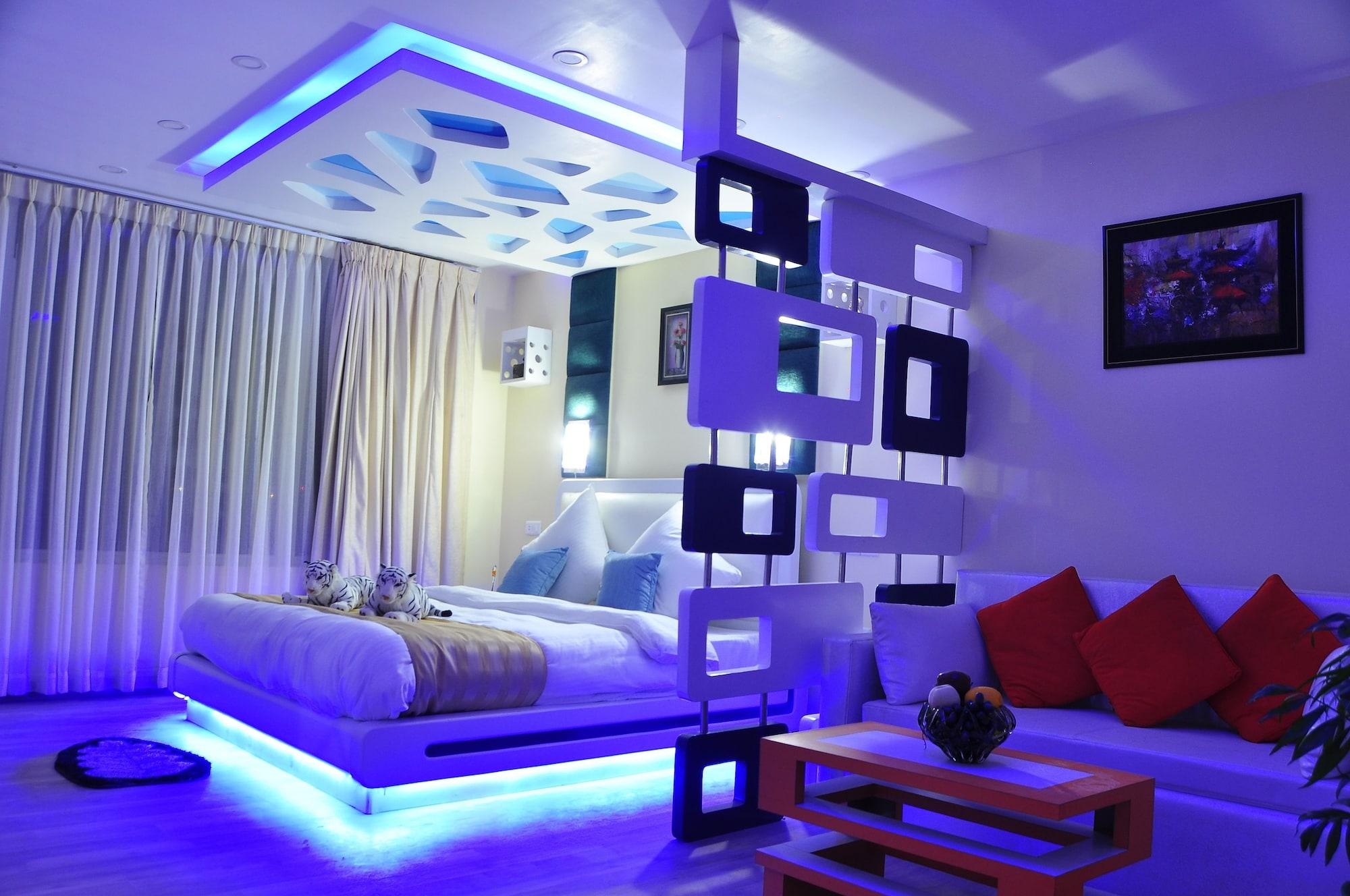 Royal Penguin Boutique Hotel & Spa Kathmandu Esterno foto