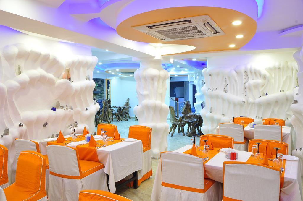 Royal Penguin Boutique Hotel & Spa Kathmandu Esterno foto